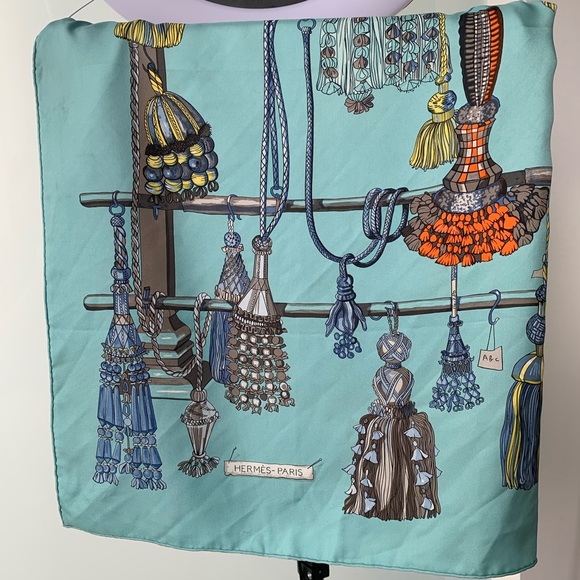 HERMÈS Le carré (square) 100%silk scarf - Picture 1 of 10